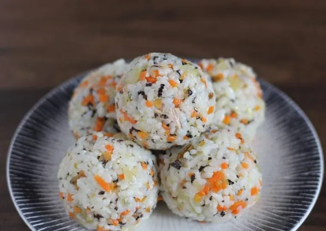 bola nasi tuna mayo